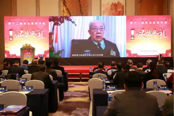 吴孟超医学奖颁奖典礼举行 6人喜获“青年基金奖”