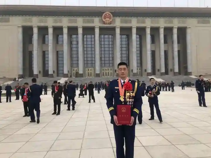 辽宁鞍山刘本成被授予“中国消防忠诚卫士”