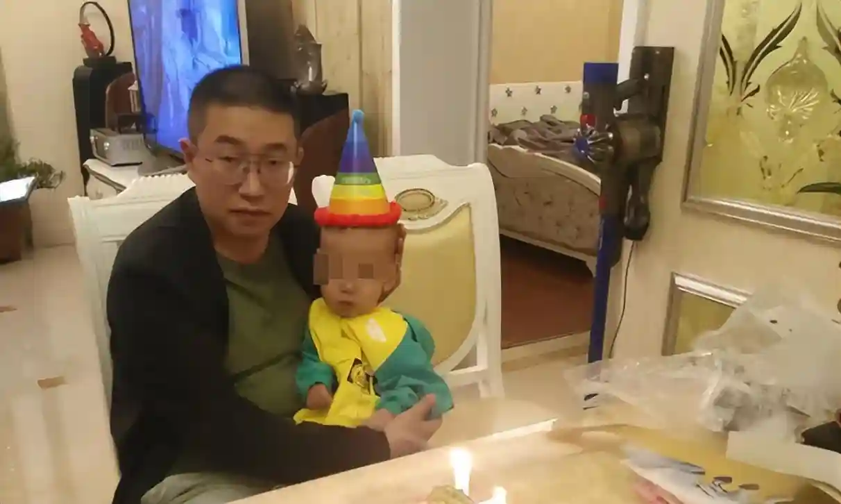 父亲自制药救儿子：扎死兔子后扎自己，等了3天没异常给儿子用药